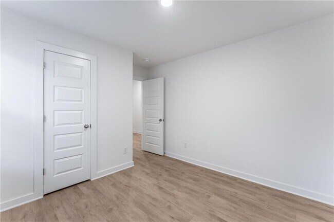 Building Photo - 4611 W Barhem Dr