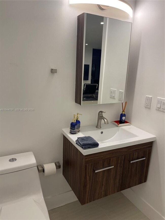 Building Photo - 909 NE 16th Terrace