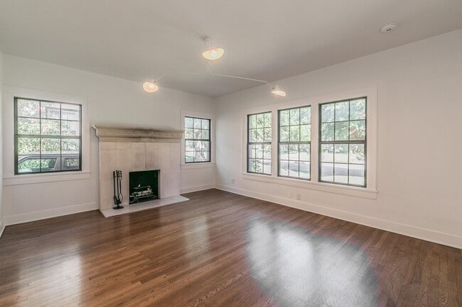 Building Photo - CHARMING and UPDATED 3/2 in The Cultural District