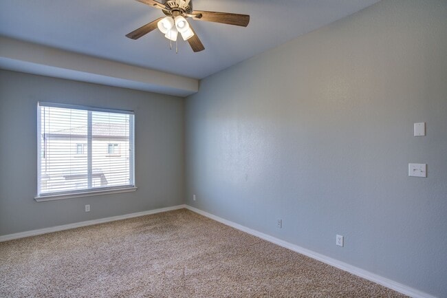 Building Photo - 2 bedroom Townhome w/Garage in Gated Commu...
