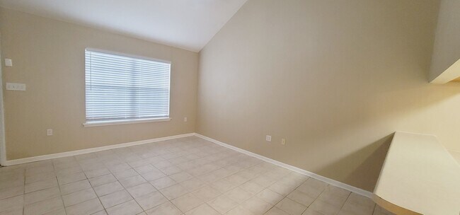 Building Photo - LOVELY NW 3/3 End Unit w/ Washer/Dryer, Open Kitchen w/ Bar, & More! $1475/month Avail June 1st!
