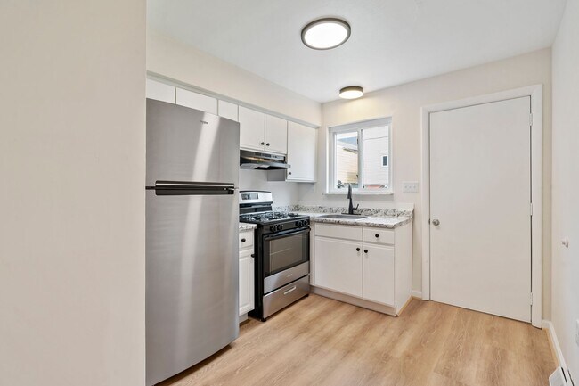 Building Photo - Newly renovated 2 Bed, 1 Bath w/ Bonus Room, Central AC, Laundry - Available October 1st!