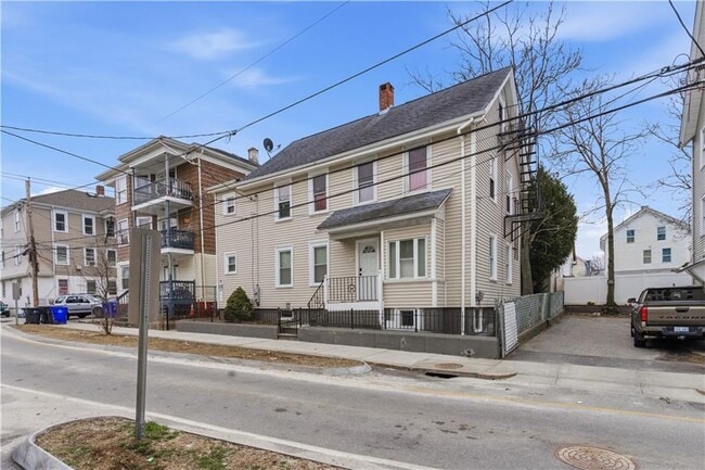 Building Photo - 92 Sylvian St