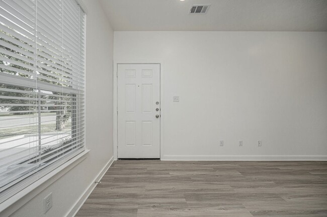 Building Photo - 1606 W 5th St