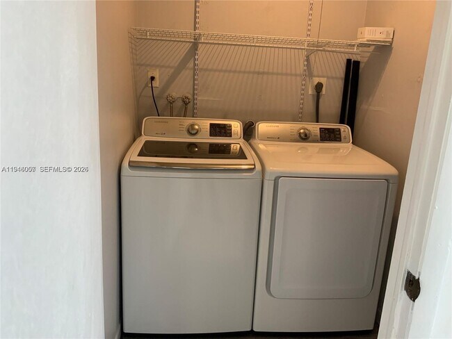 Building Photo - 9920 NW 68th Pl