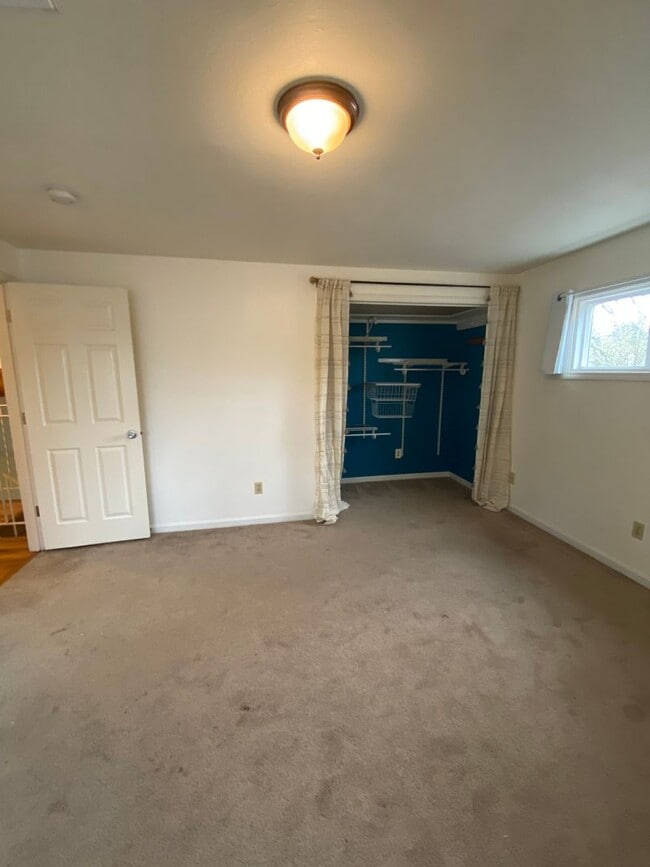 Building Photo - Spacious 4 Bedroom House in South Town!