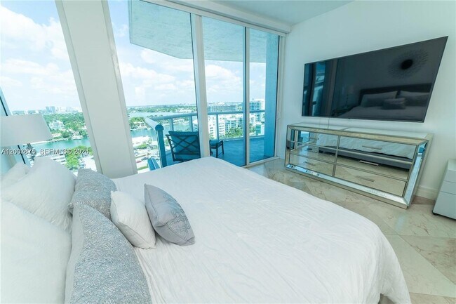 Building Photo - 6515 Collins Ave