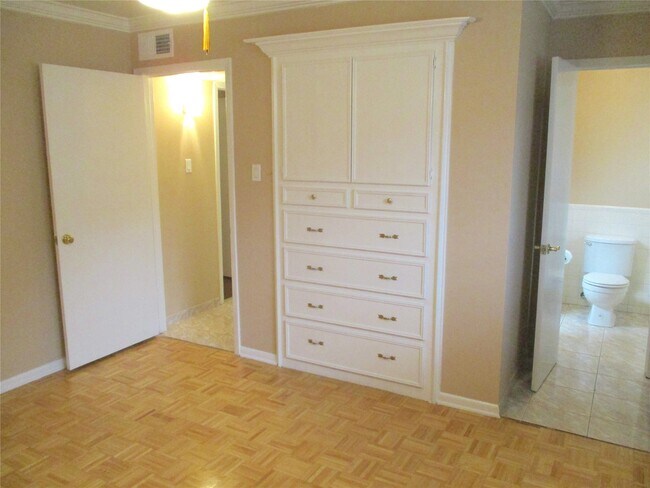 Building Photo - 10122 Shadow Wood Dr