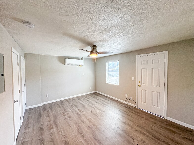 Building Photo - 1110 E Highland Ave