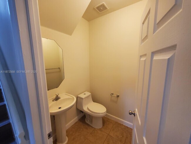 Building Photo - 2531 NE 41st Terrace