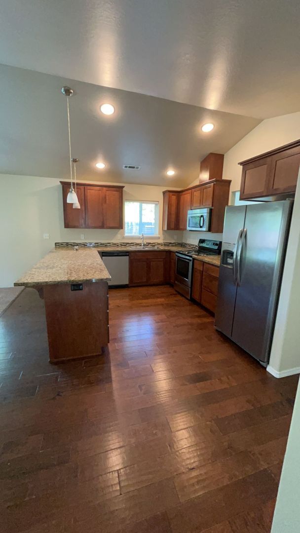 Building Photo - 3 Bedroom 2 Bath Home