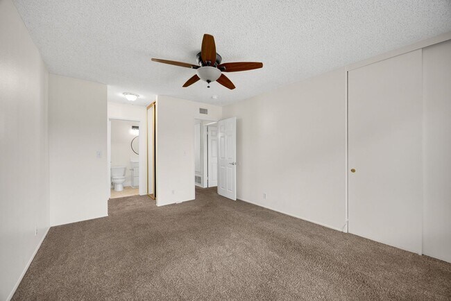 Building Photo - Newly updated 3 bed / 1.5 bath townhome in the desirable Sherwood Village