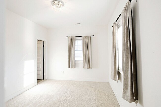 Building Photo - Pet-Friendly Belmont Home With Fenced Yard