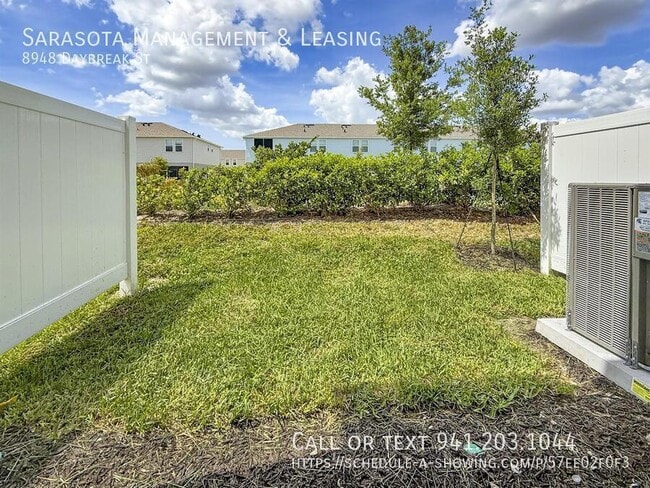 Building Photo - 8948 Daybreak St
