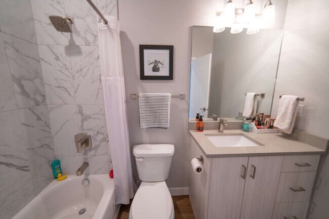 Building Photo - Gorgeous Modern Townhome in Draper