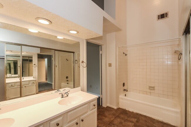 Building Photo - 16602 Quiet Trail Dr