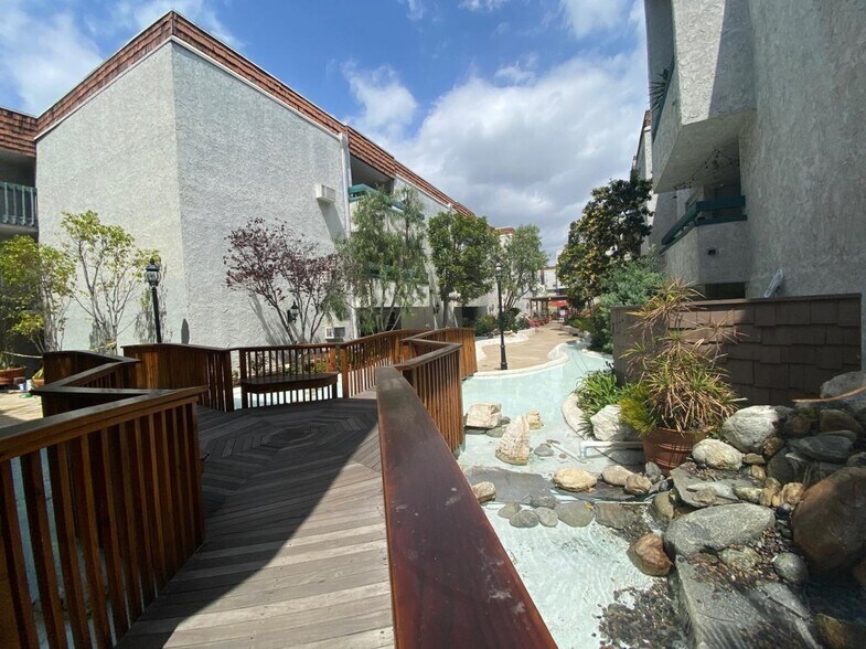 Building Photo - 355 S Los Robles Ave
