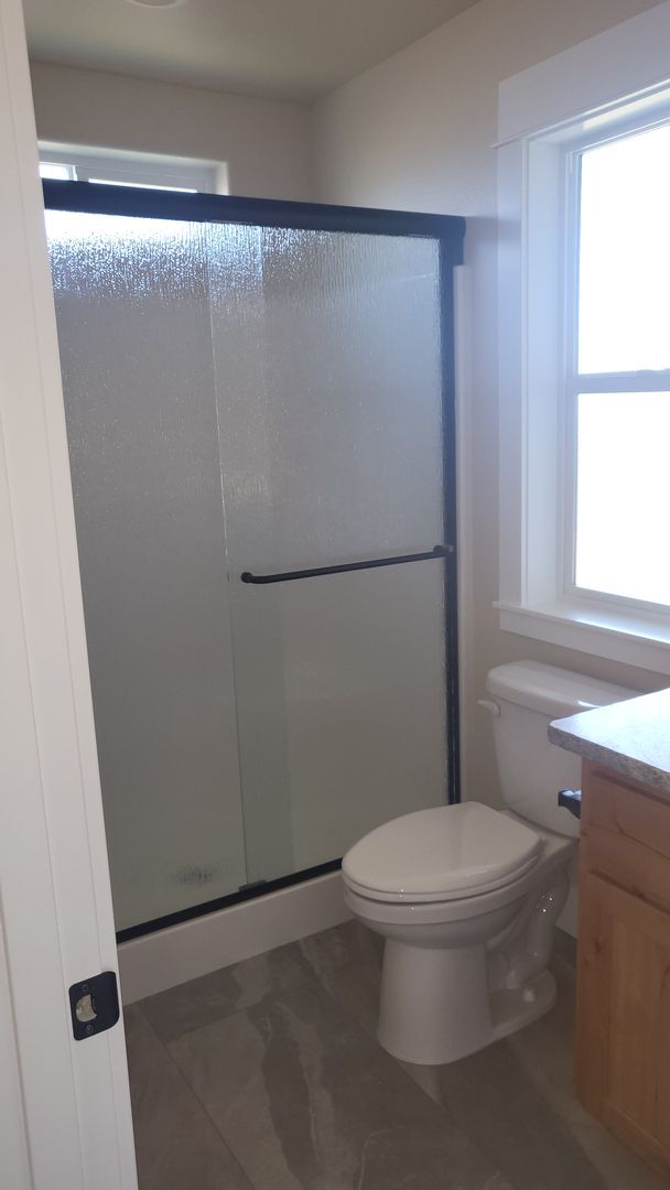 Building Photo - 3 bed 2 bath Single Family Home for Rent in Grants Pass