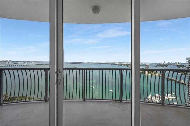 Building Photo - 1750 N Bayshore Dr