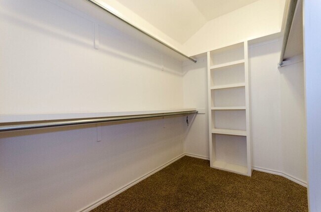 Building Photo - Beautiful Stone/Brick 3 Bedroom 2 Bath Home in Capitol Heights!!