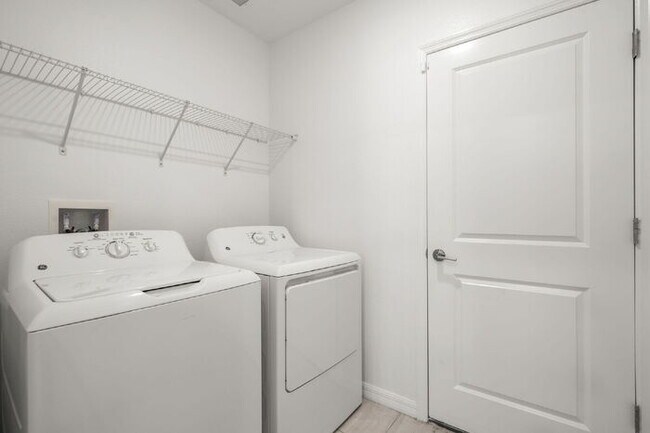 Building Photo - LIKE NEW Home For Rent in Zephyrhills!