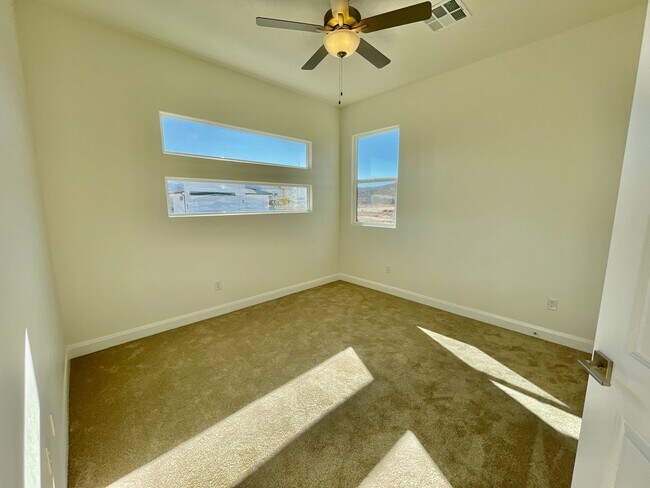 Building Photo - Three Bedroom Home in Washington Fields