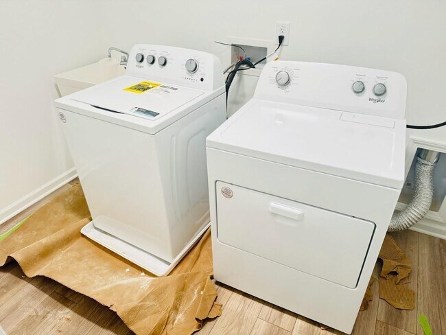 Building Photo - Spacious 3-Bed Townhome with Double Garage - Garner