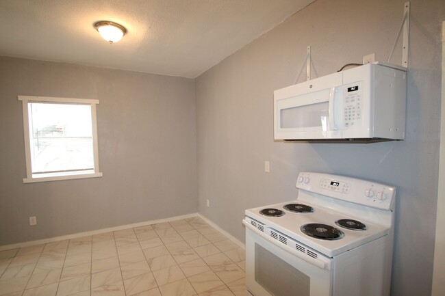 Building Photo - Charming 2 Bedroom 2 Bath House w/ Bonus R...