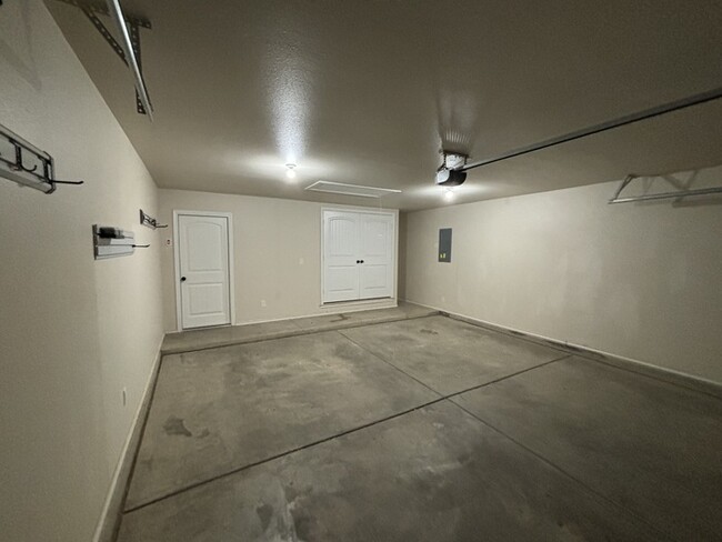 Building Photo - 3 bed 2 bath with 2 car garage located in ...