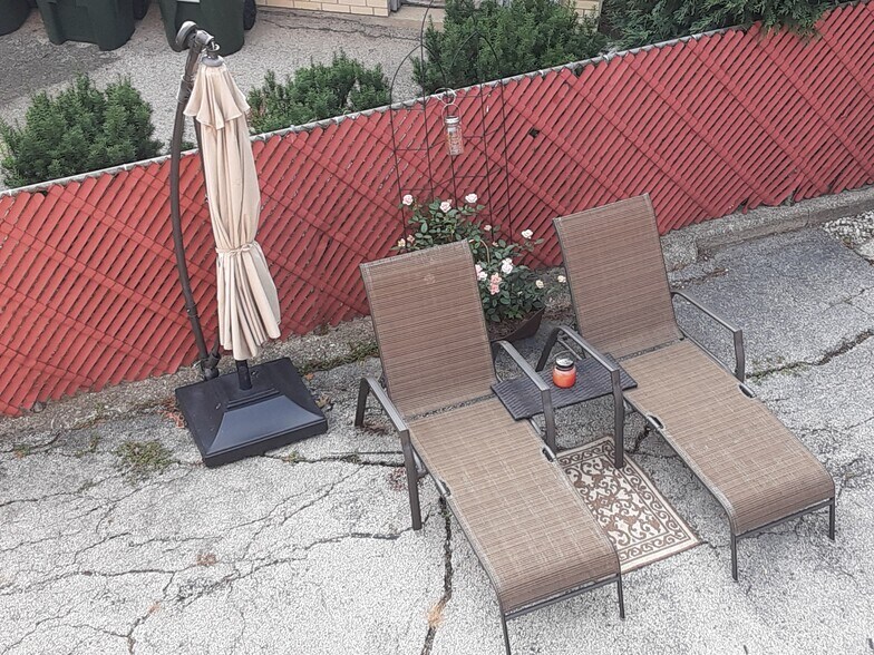 Our 3,500 + Sq. Foot Private, Fenced In Back Yard Is For Us All To Enjoy, Even To Lounge In The Sun. - 2 N Broadway Ave