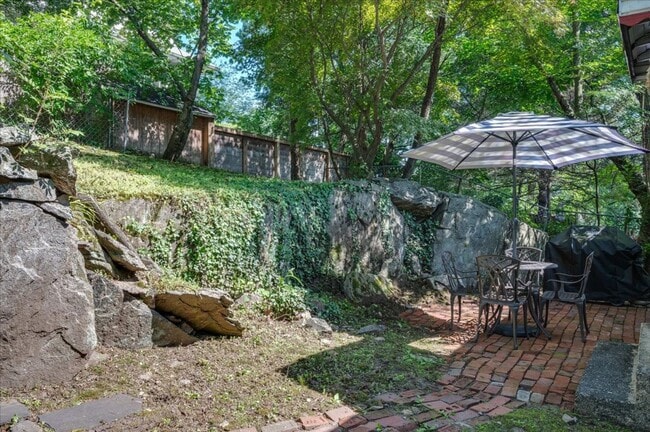 Building Photo - Ranch-style residence offers 3 bedrooms an...