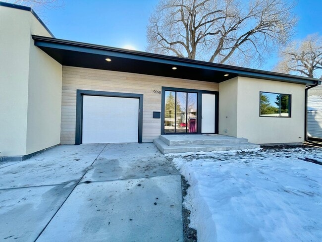 Building Photo - Spacious & Stunningly Remodeled Duplex in ...