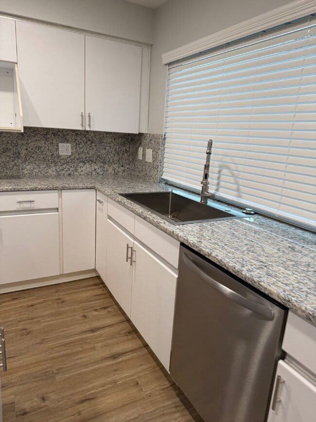 Building Photo - Beautifully remodeled home - Must see!   1...