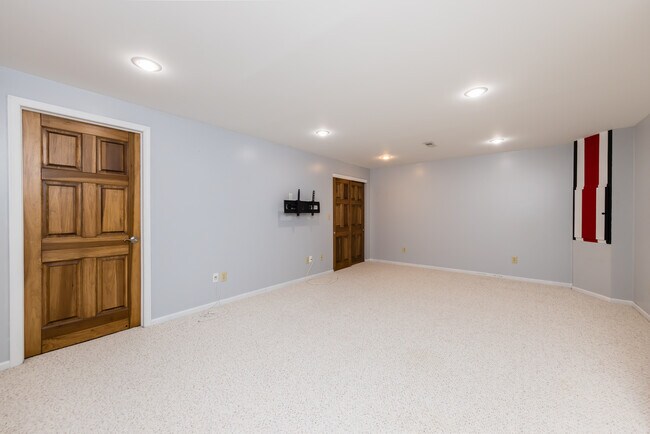 Building Photo - 5558 Parker Hill Ln
