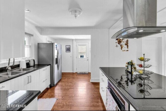 Building Photo - 208 E Bergen Pl