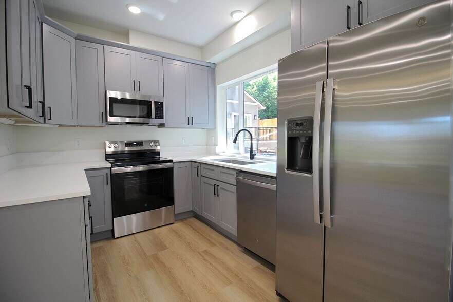 Building Photo - 4660-4660 SW Fairvale Ct