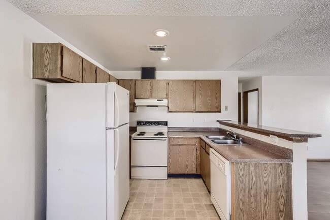 Building Photo - LOVELY 2 bedroom Condo Ready for Immediate Move in!!