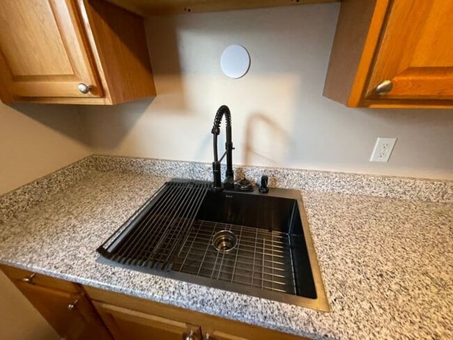 Building Photo - Amazing 3 bedroom 2 bathroom house availab...
