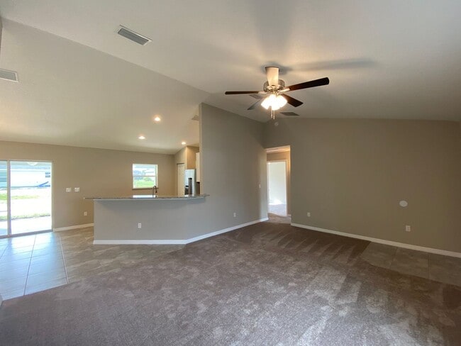 Building Photo - Desirable SE Ocala neighborhood 3/2/2 ** Wont Last**