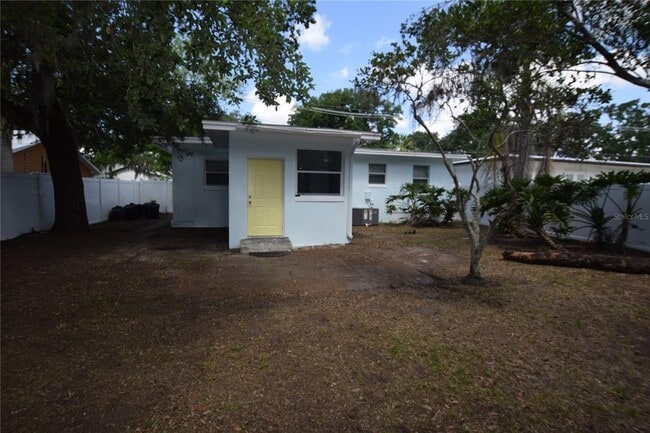 Building Photo - 2212 Hoffner Ave