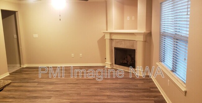 Building Photo - 2669 N Miranda Ave