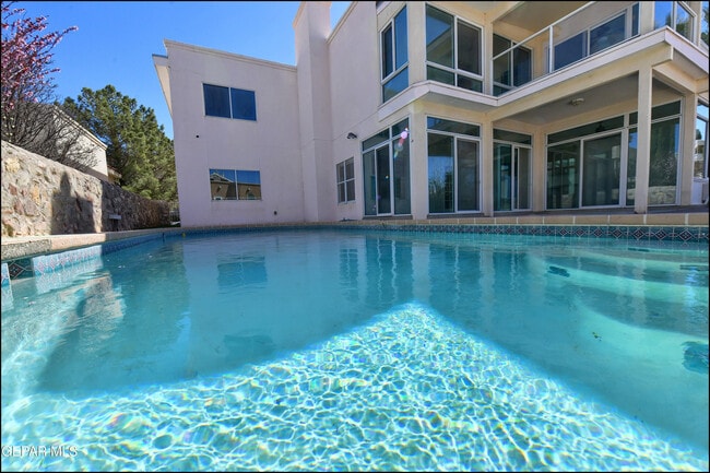 Building Photo - 6123 La Posta Dr