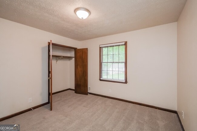 Building Photo - 2245 Pinewood Dr