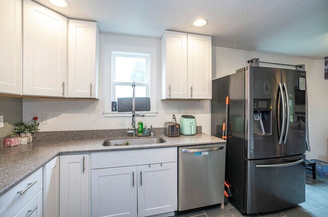 Building Photo - Spacious and Updated Rainier Meadows Home with Private Backyard