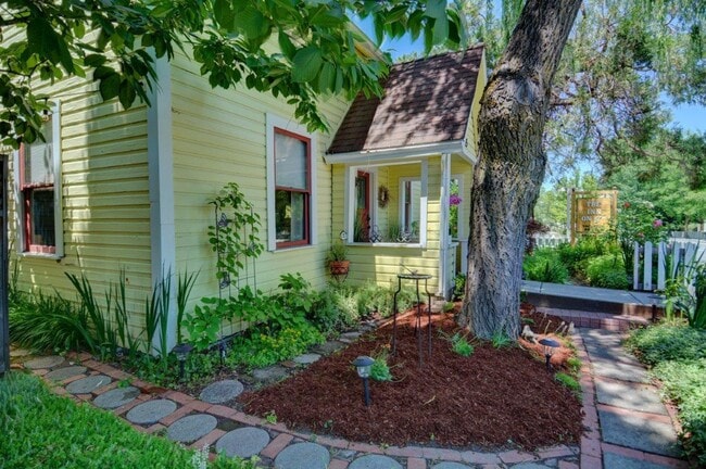 Building Photo - Perfect Furnished Home in Jacksonville!