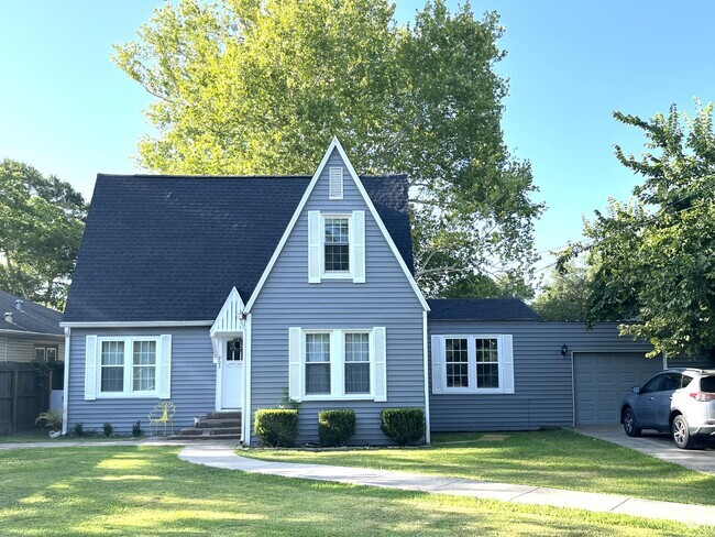 Price included utilities and furnishings - 203 Florence St