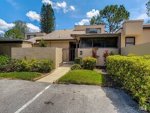 Building Photo - RARE 3 BEDROOM/ 2 BATH IN THE HIGHLY DESIR...