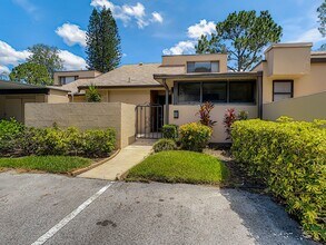 Building Photo - RARE 3 BEDROOM/ 2 BATH IN THE HIGHLY DESIR...