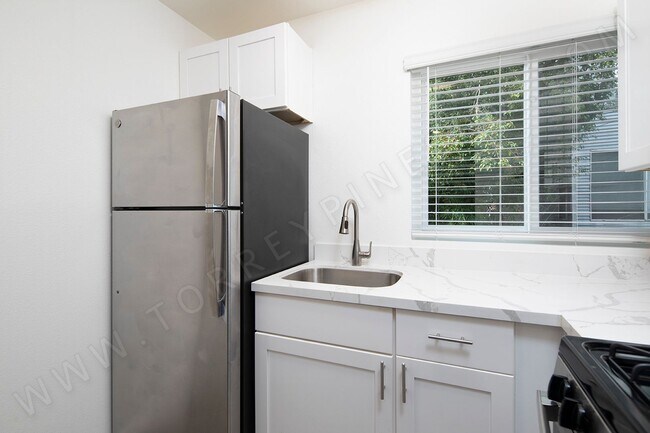 Building Photo - *OPEN HOUSE: 9/27 2-3PM* Gorgeous 2BR in H...