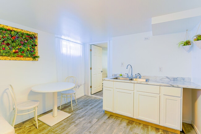 Building Photo - 393 Geranium Ave E